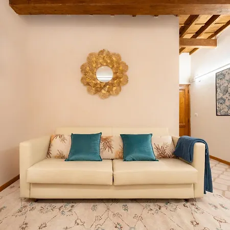Via Sant'egidio, 3 - Spacious And Bright Just 300mt From The Duomo *