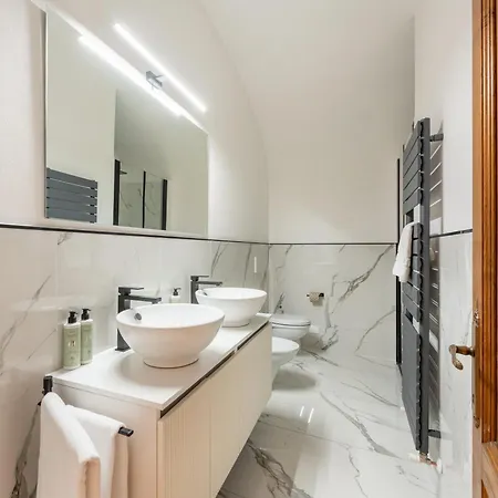 Via Sant'egidio, 3 - Spacious And Bright Just 300mt From The Duomo *