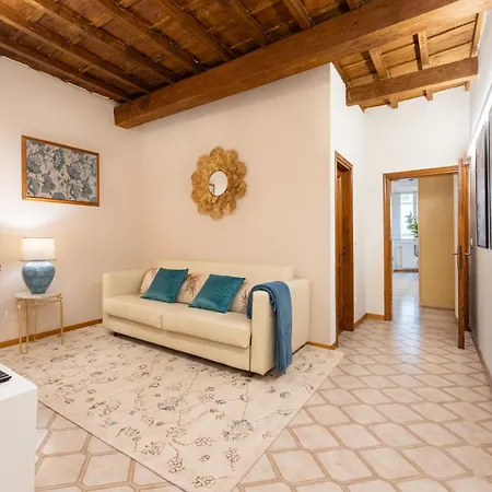 Via Sant'egidio, 3 - Spacious And Bright Just 300mt From The Duomo Apartamento